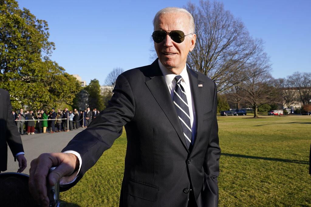 El presidente Joe Biden conversa con la prensa en el jardín sur de la Casa Blanca el lunes 30 de enero de 2023, en Washington, tras regresar de un evento en Baltimore sobre infrastructura. (AP Foto/Susan Walsh)