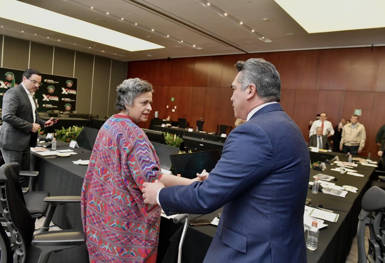 Beatriz Paredes fue una de las senadoras que por cortesía saludó al dirigente nacional de su partido. Foto: Twitter/ @PRI_Nacional