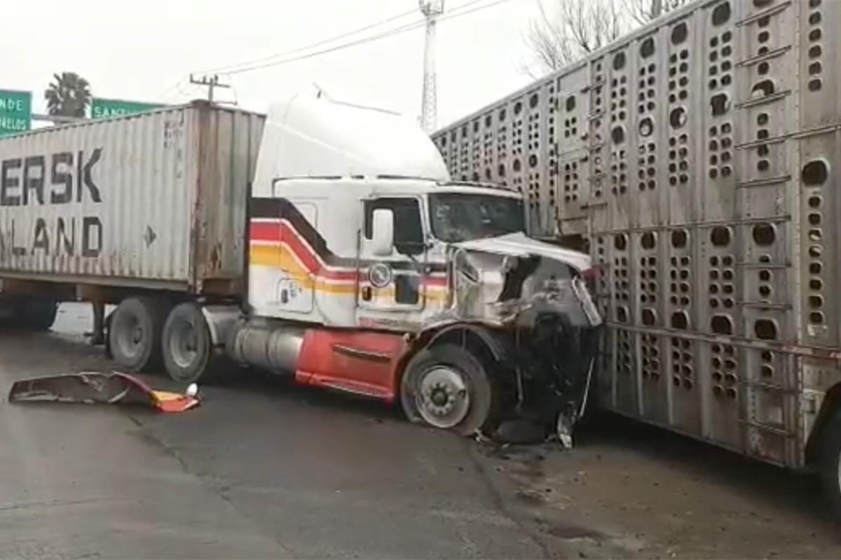 Choque de 3 tráileres deja 2 heridos en la carretera Cadereyta a Allende