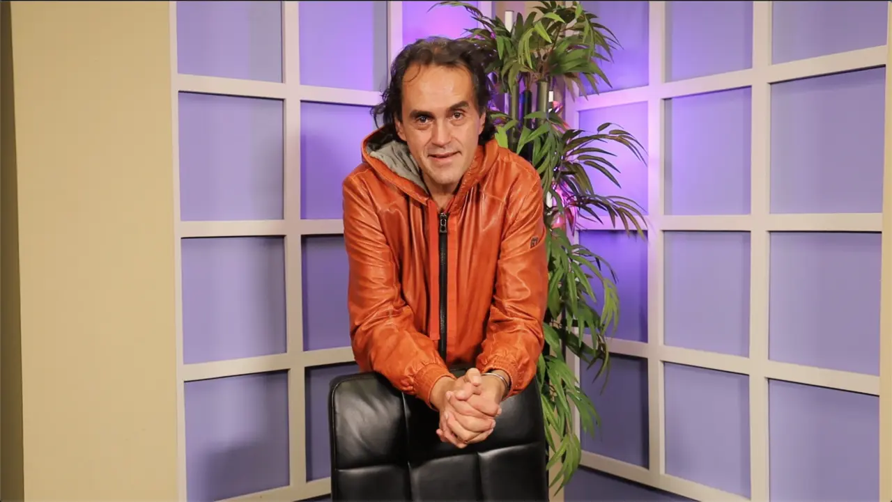 Rafael Perrín encarna en el monólogo al psiquiatra Emily Tuck, quien afirmó tener la cura contra la esquizofrenia. Foto. POSTA Entretenimiento