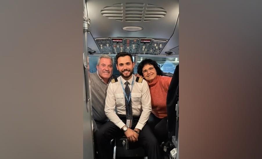 El piloto aprovechó el momento del despegue para hacer público el agradecimiento hacia sus padres. Foto: Especial/ Instagram