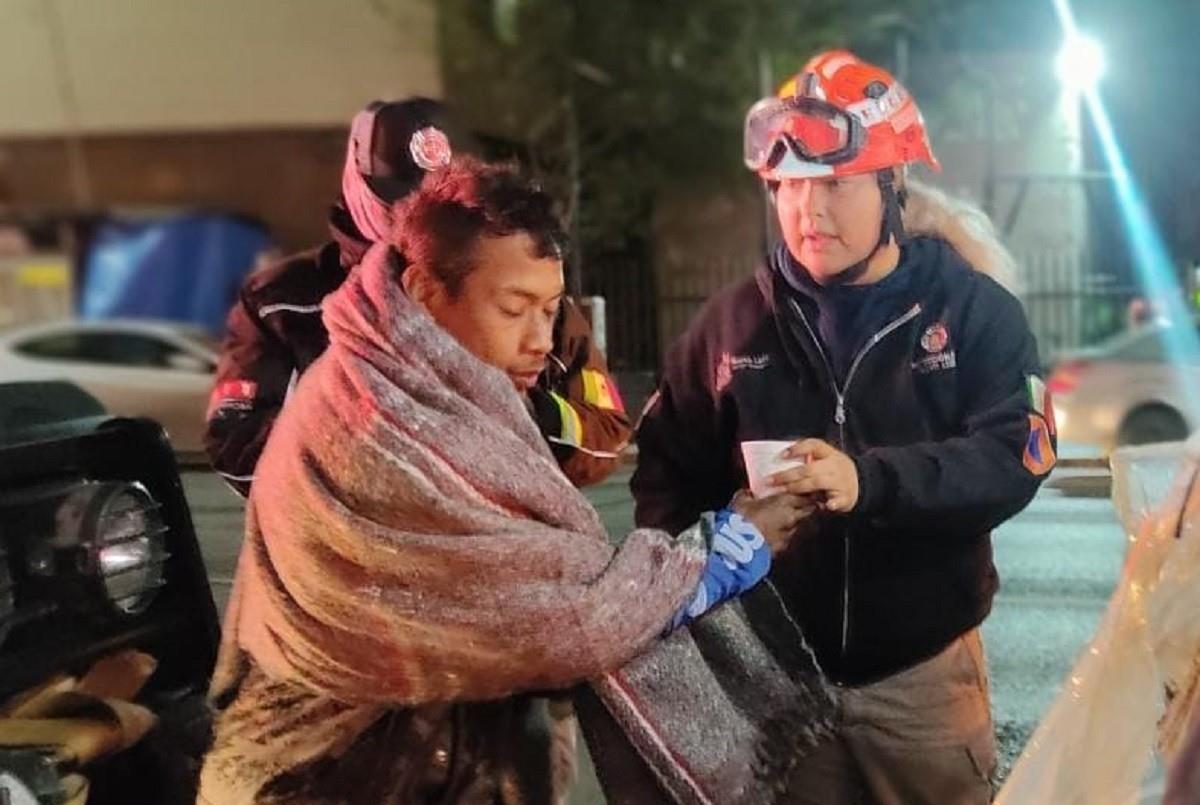 Elementos de Protección Civil de Nuevo León realizaron el Operativo Carrusel en el centro de Monterrey ante las temperaturas de un dígito por la madrugada. Foto: Protección Civil de Nuevo León