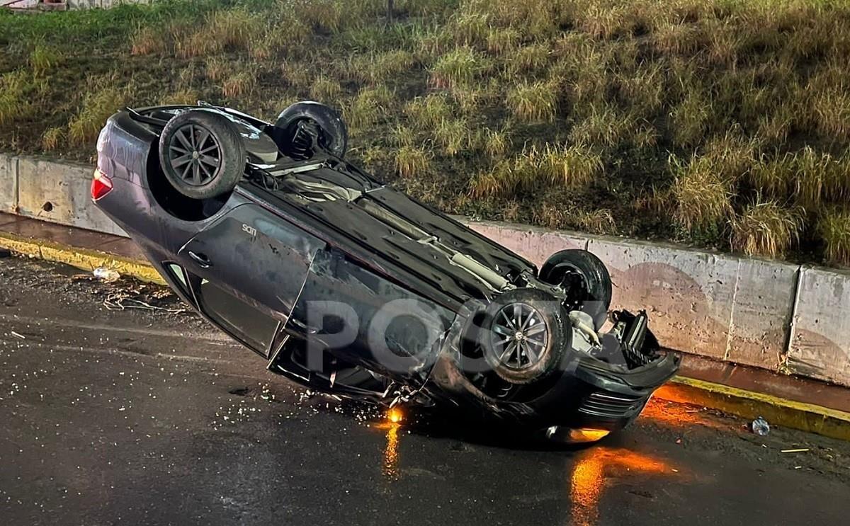 El conductor de auto fue identificado como Rogelio Eduardo, de 19 años, quien resultó lesionado en su mano izquierda. Foto: Raymundo Elizalde