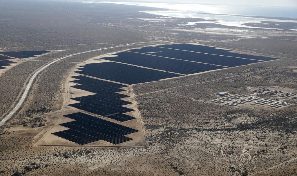 Vista aérea del estado de Sonora, en el norte de México, donde la eléctrica estatal CFE está construyendo la mayor planta solar de Latinoamérica, en Puerto Peñasco, Sonora, México, el 2 de febrero de 2023. (Raquel Cunha/Pool Foto vía AP)