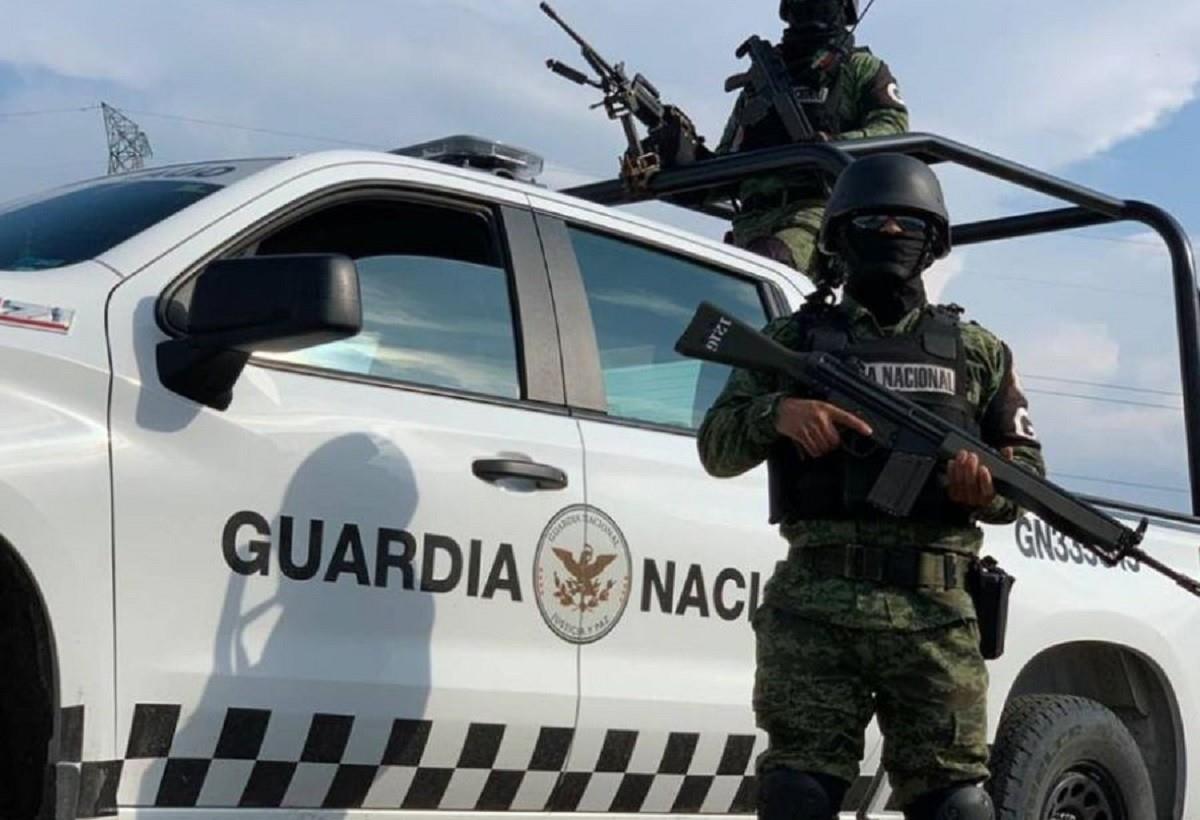 La Guardia Nacional aseguró un arma larga, 6 cargadores y una camioneta tras la balacera y persecución. Foto: Factor Capital Humano