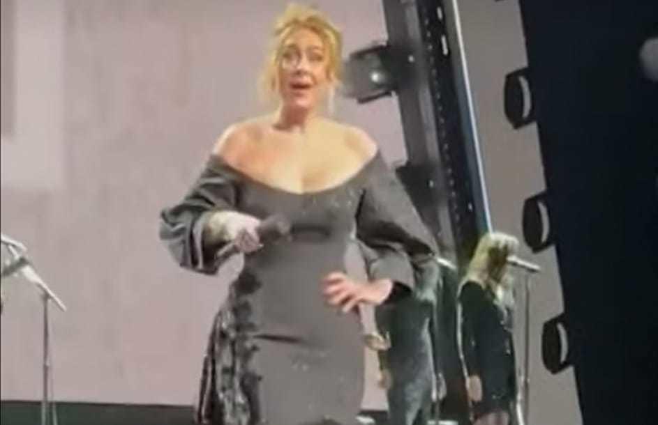 Adele decidió comenzar con la canción de nuevo debido a que no pudo seguir el hilo. Foto: Captura de video