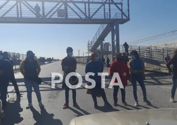 Bloquean familiares de reos del penal de Apodaca la carretera a Salinas Victoria