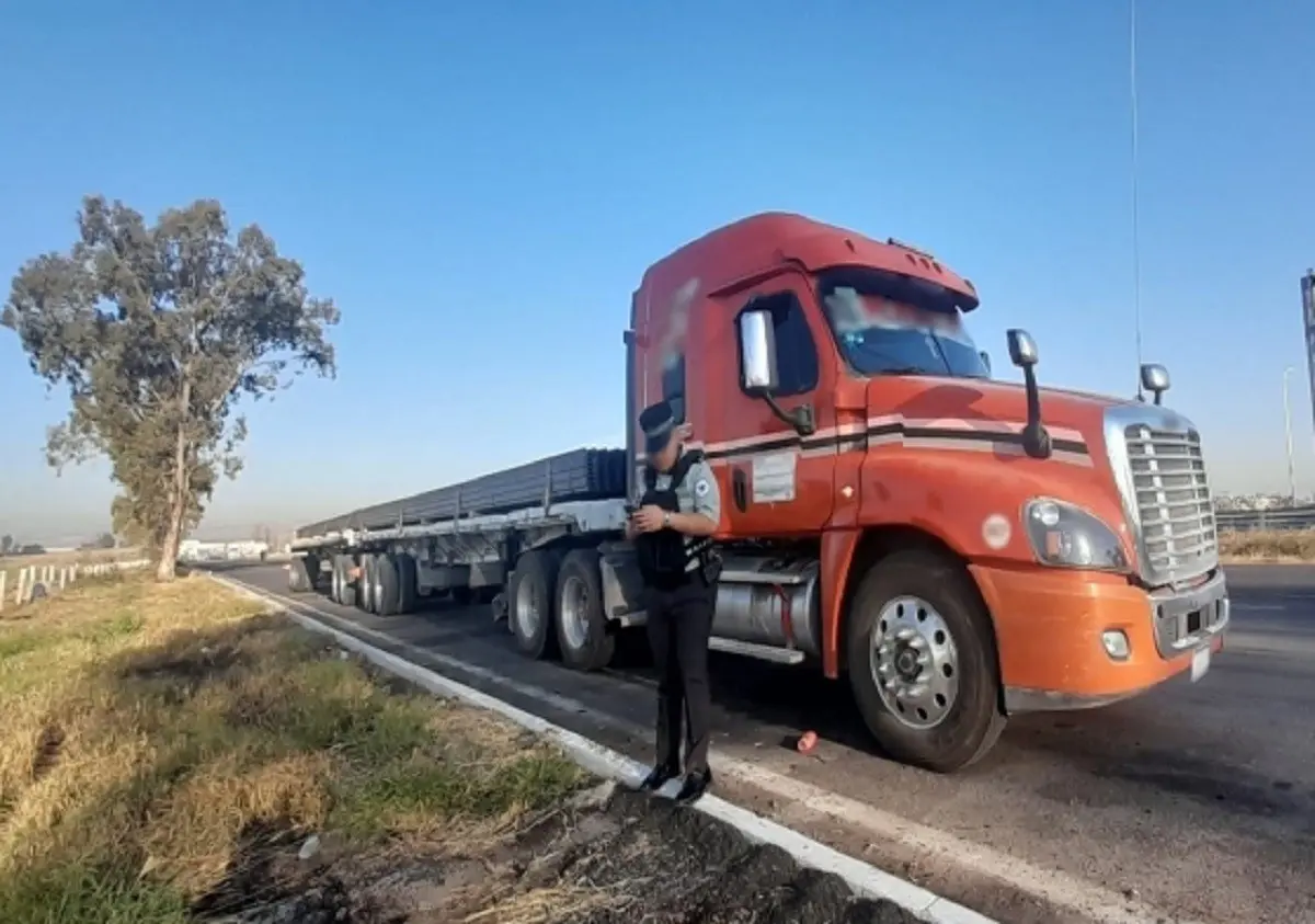 La Guardia Nacional recuperó un un tra´iler con doble semirremolque con un cargamento de 264 vigas de acero; hay 3 detenidos. Foto: sspc.gob.mx