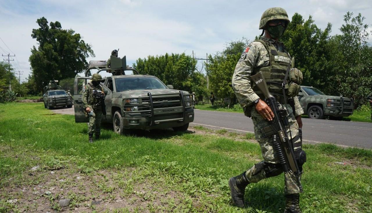 Elementos del Ejército mexicano abatieron a dos pistoleros tras un enfrentamiento en brechas del municipio de Uruapan, Michoacán. Foto: Abriendo Brecha