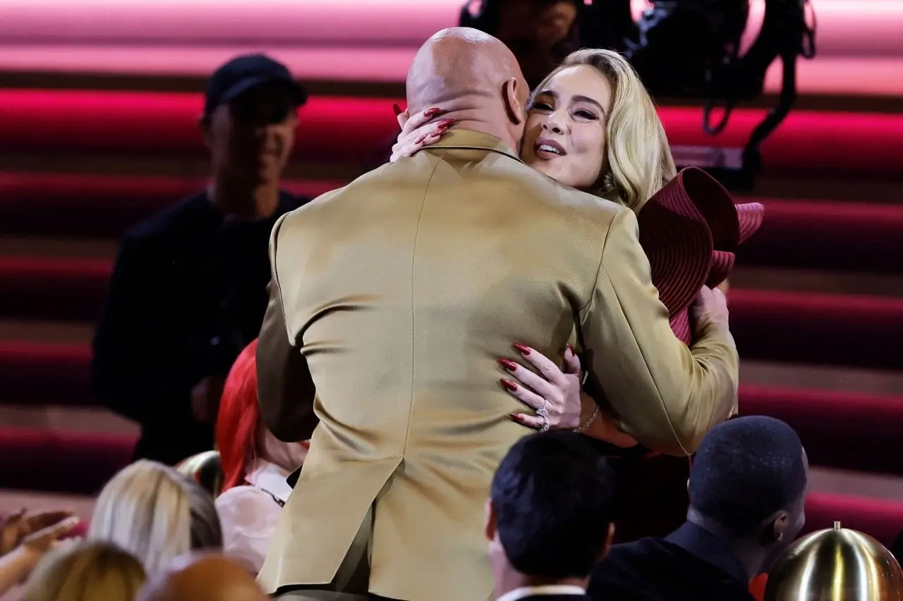 VIDEO: ¡Se le cumplió el sueño! Adele conoce en persona a The Rock