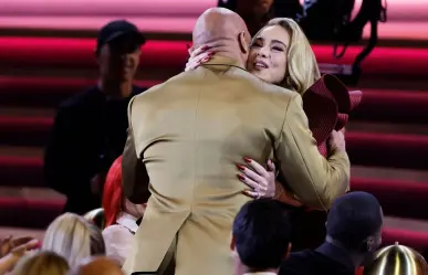 VIDEO: ¡Se le cumplió el sueño! Adele conoce en persona a The Rock