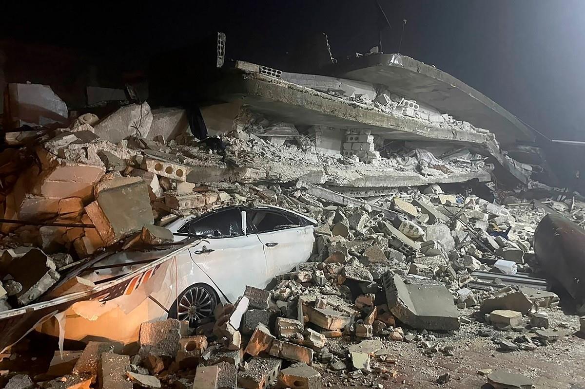La Embajada de México en Turquía proporcionó teléfonos de emergencia tras el sismo de magnitud 7.8 que dejó más de 2 mil muertos. . Foto: Twitter @ajplus