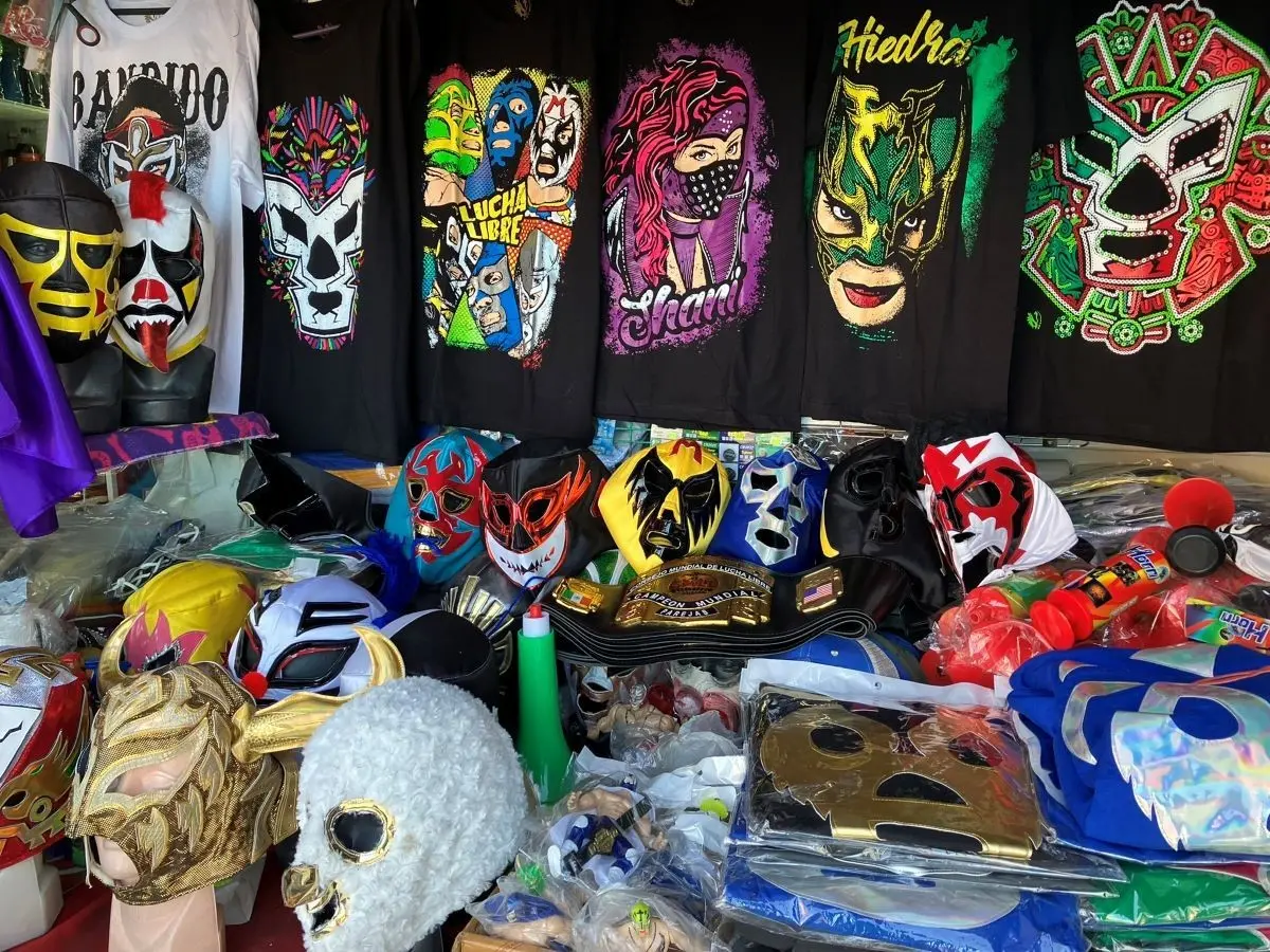 Mantiene familia Ibarra la venta de artículos de lucha libre tras 30 años