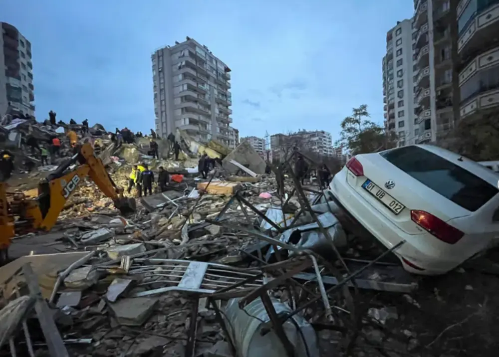 Cuadrillas de socorristas buscan entre los escombros de un edificio a sobrevivientes tras un sismo, en Adana, Turquía, el lunes 6 de febrero de 2023. (DIA Images vía AP)
