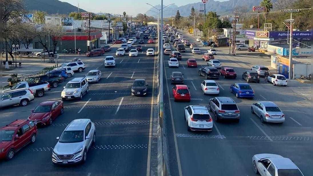 Regios buscan regresar a la ciudad tras fin de semana largo. Foto: Posta/Archivo.