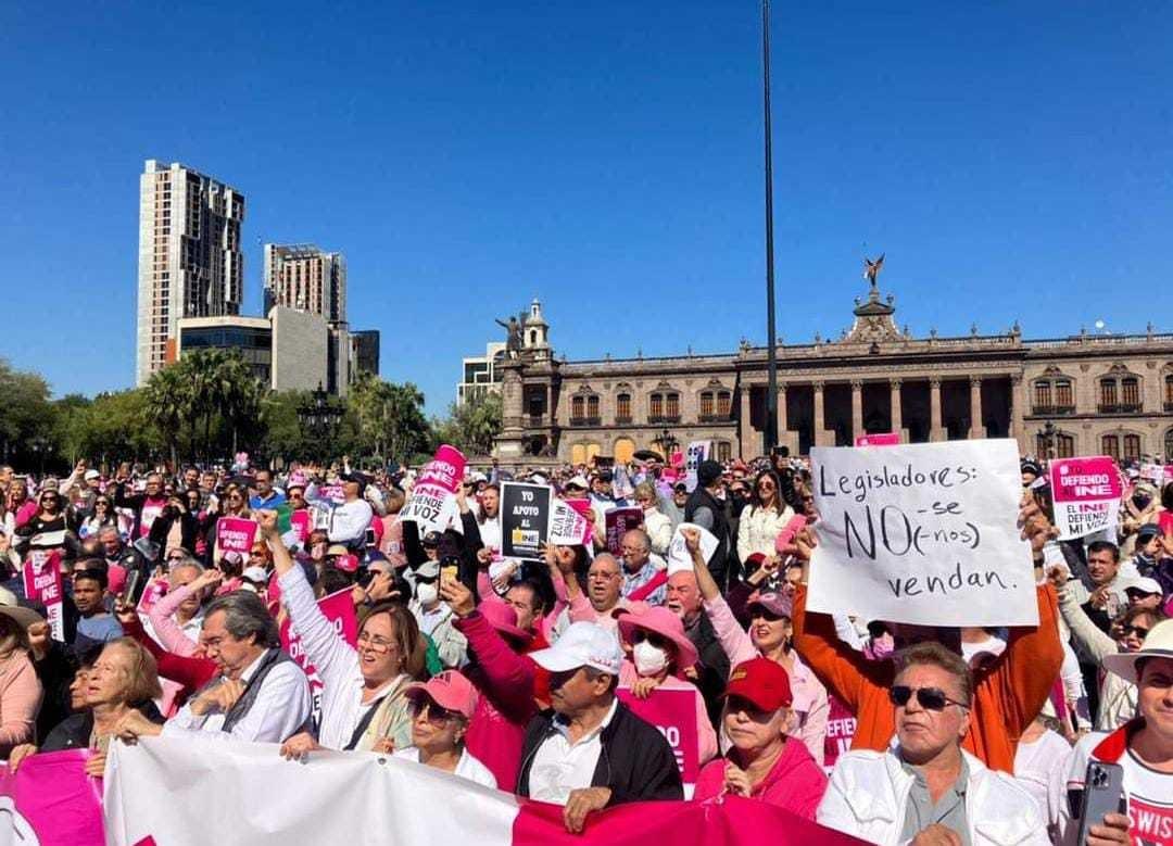 Aseguraron que de forma pacífica y respetuosa defenderán sus derechos y libertades de la amenaza presidencial. Foto: Karla Omosigho.