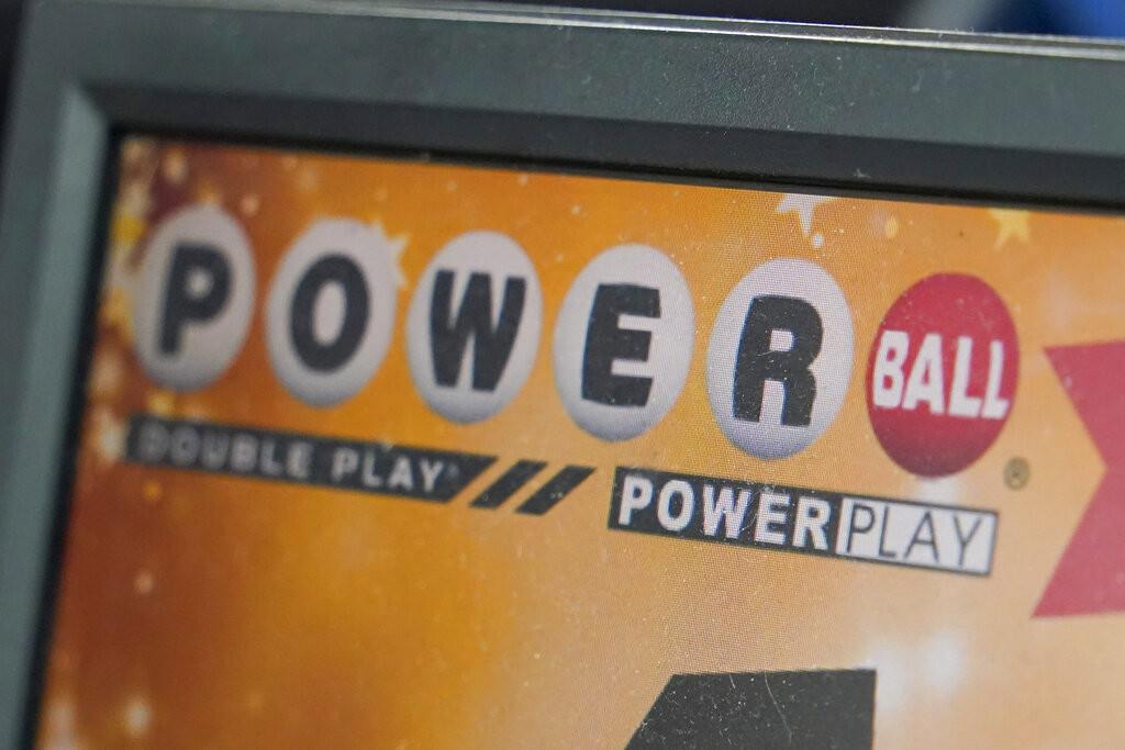 Una publicidad de la lotería Powerball en Renfrew, Pensilvania, el 7 de noviembre de 2022. . (Foto AP /Keith Srakocic)