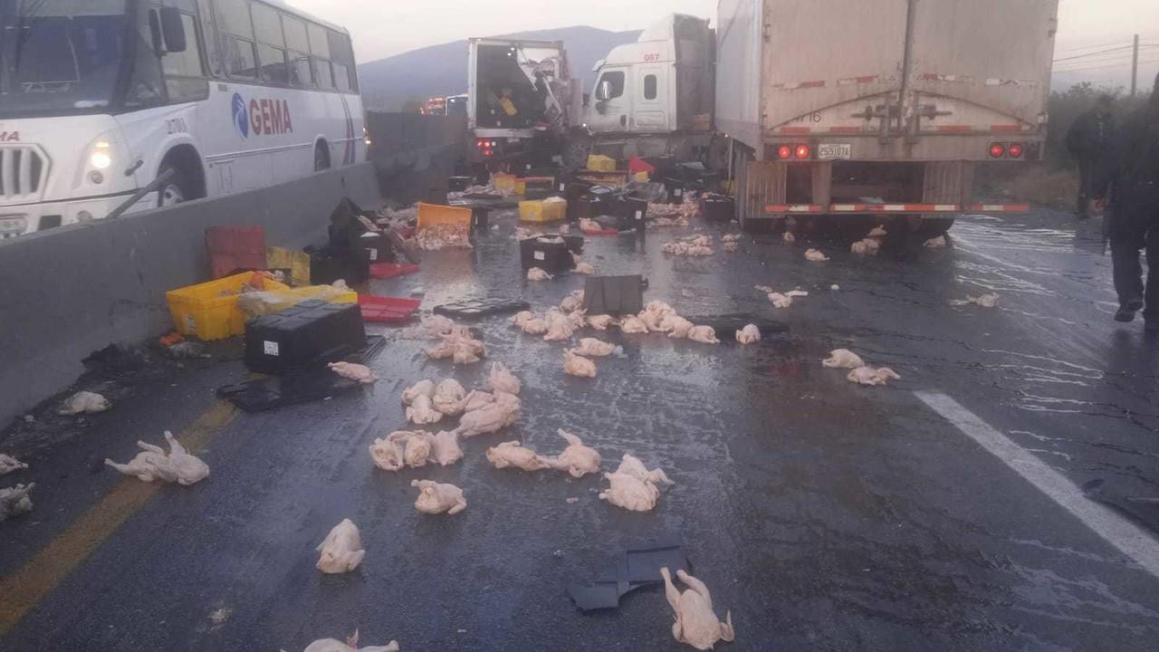 Vuelan pollos en choque múltiple en Libramiento Nororeste en García