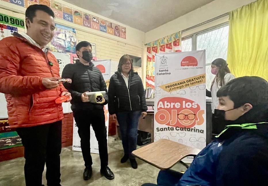 Jesús Nava Rivera hizo el anuncio en la escuela primaria Dr. Eduardo Aguirre Pequeño de la colonia Puerta Mitras. Foto: Municipio de Santa Catarina
