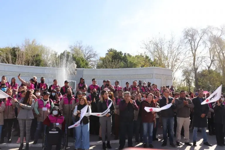 El personal del INE -SE y CAE- será identificado por portar un chaleco rosa, gorra y mochila negra, así como un gafete con su nombre, fotografía y logo del INE. Foto: INE.
