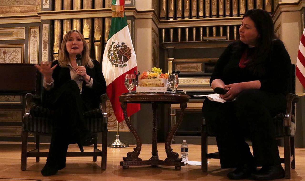 Presentan el libro El murmullo de las abejas en Washington D.C.