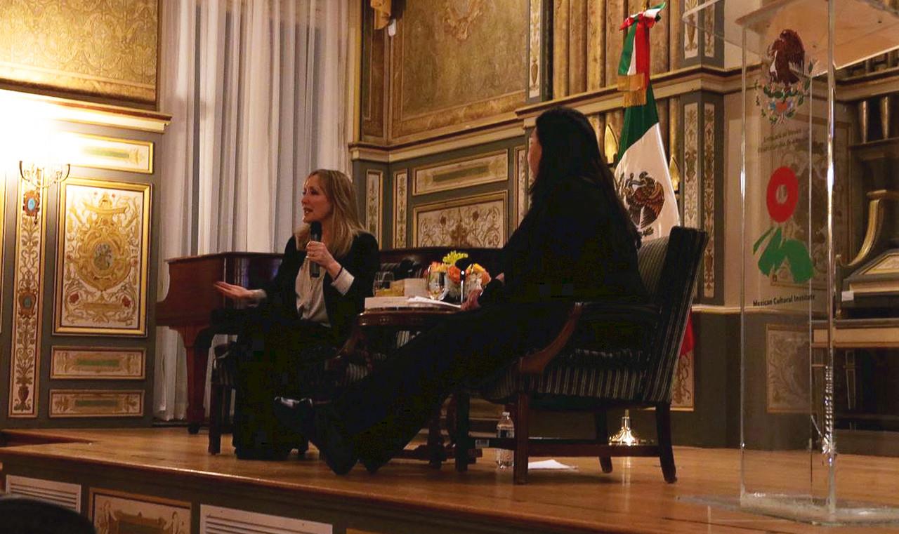 Presentan el libro El murmullo de las abejas en Washington D.C.