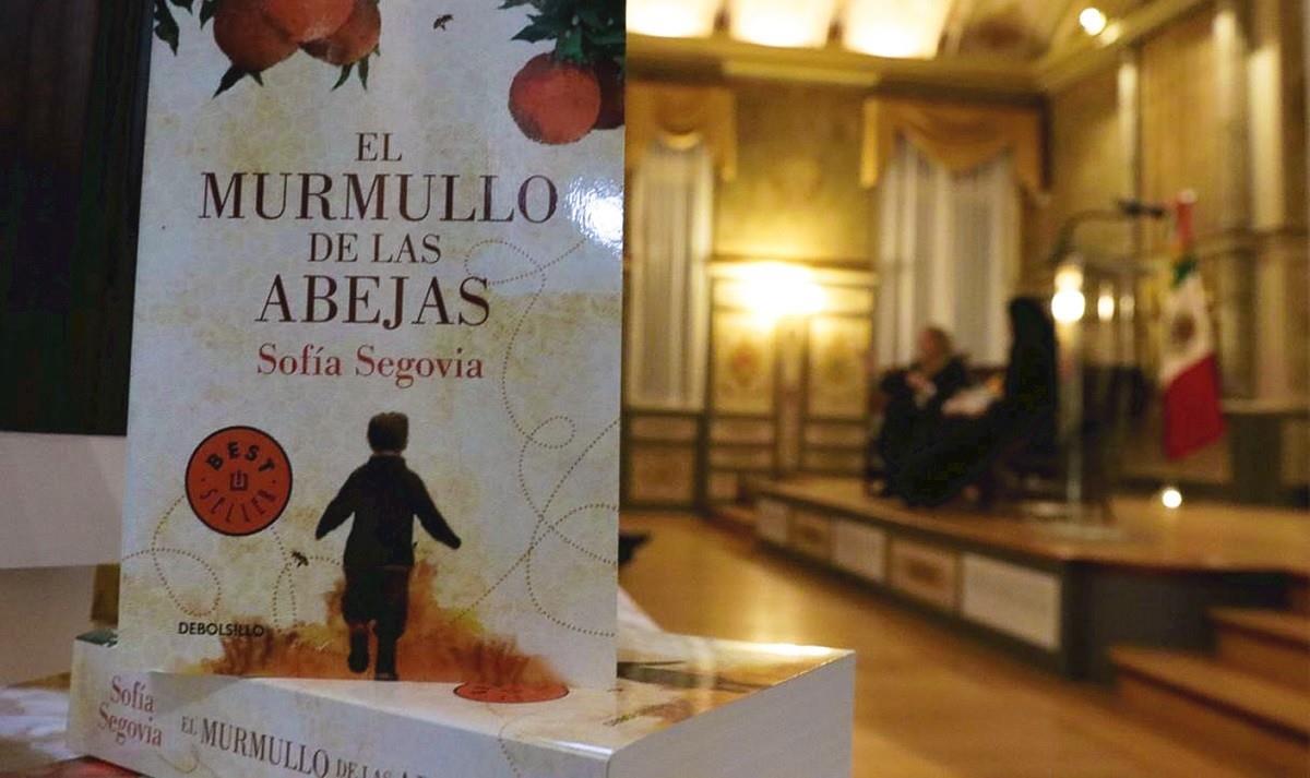 Presentan el libro El murmullo de las abejas en Washington D.C.