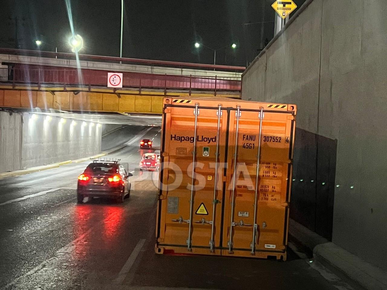 Un tráiler tiró su carga sobre la avenida Alfonso Reyes, tras topar con el puente de la avenida Ruiz Cortines, en Monterrey. Foto: Raymundo Elizalde