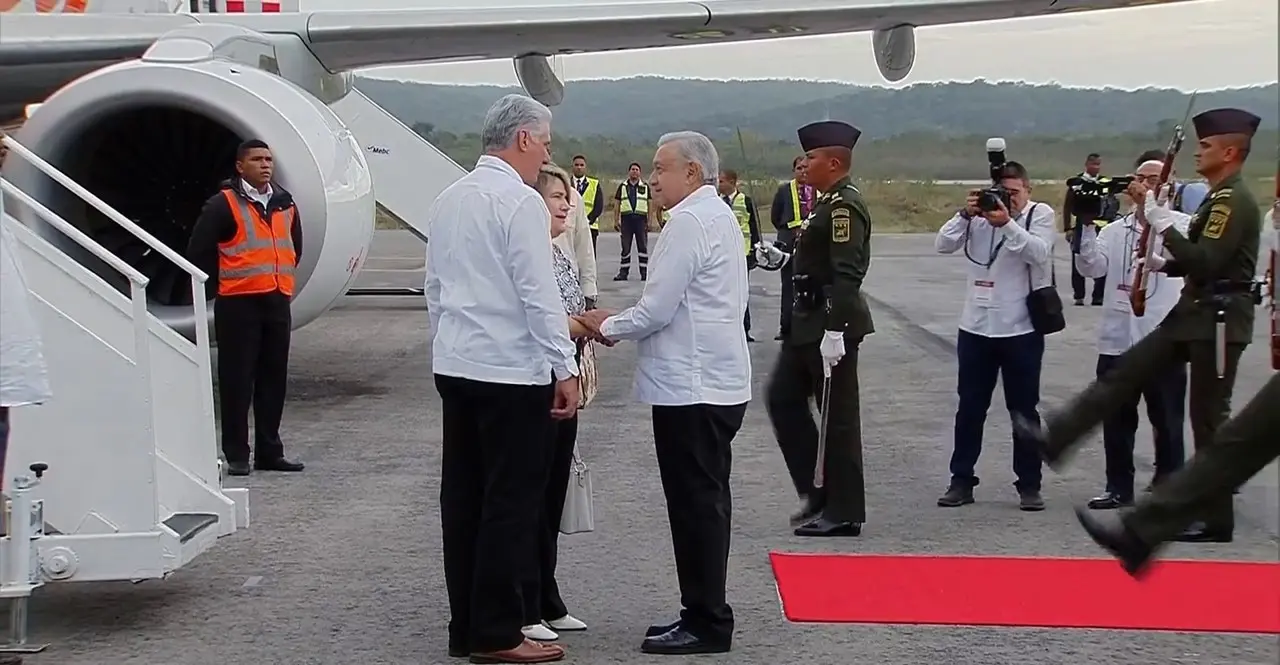 Andrés Manuel López Obrador recibió a su homólogo cubano y a su esposa en el aeropuerto de Campeche. Foto: Captura de pantalla