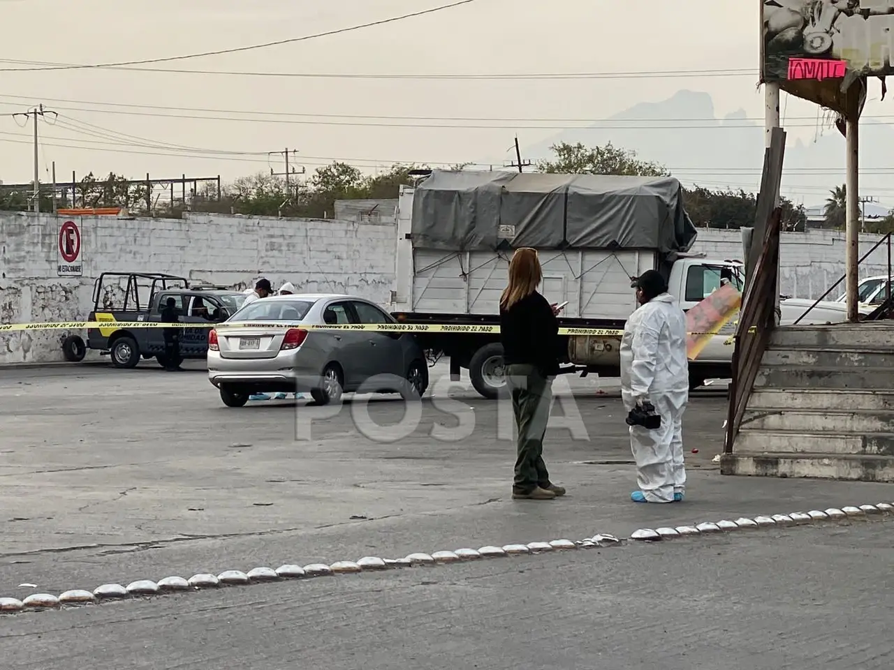 Dos hombres fueron ejecutados al interior de un auto y hasta el momento las dos víctimas no han sido identificadas. Foto: Raymundo Elizalde