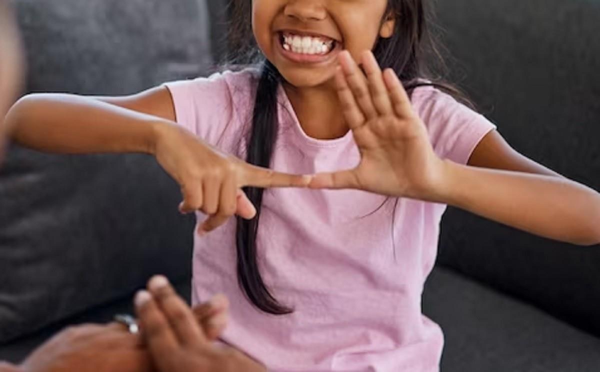 Una maestra enseñó lengua de señas a estudiantes para que se comuniquen con Milagros, su nueva compañera en una escuela de Altamira, Tamaulipas. Foto: freepik.com