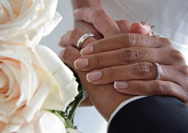 Unen corazones en bodas masivas gratuitas en Durango