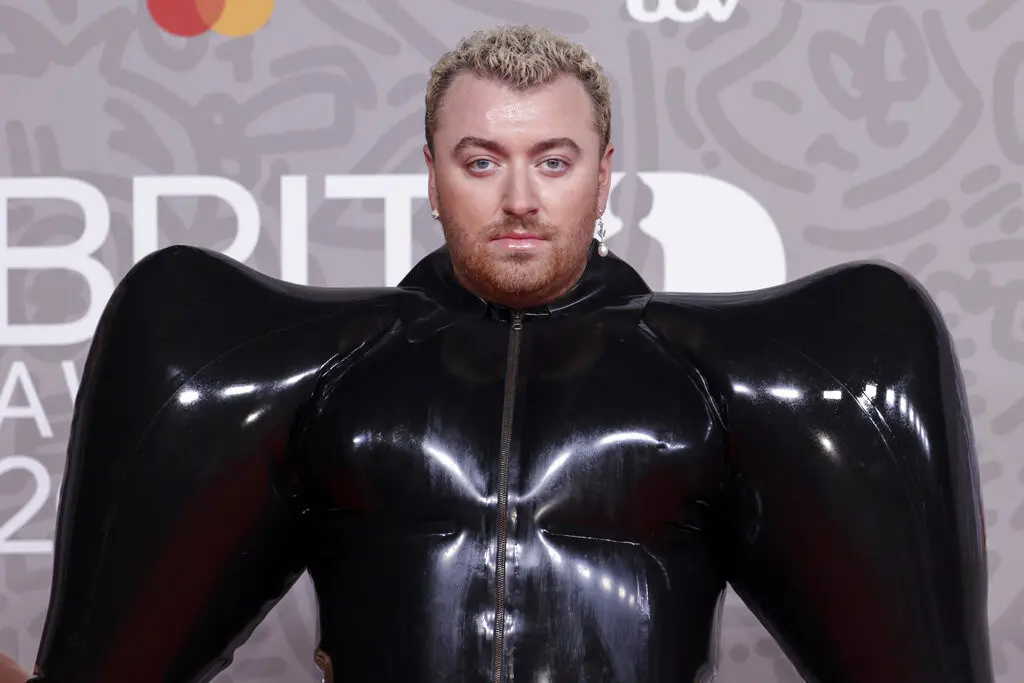 Sam Smith posa con fotógrafos a su llegada a los Brit Awards 2023 en Londres el 11 de febrero de 2023. (Foto Vianney Le Caer/Invision/AP)