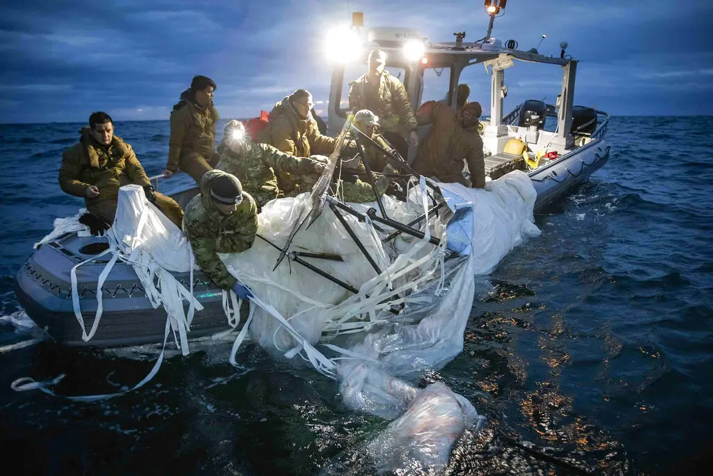 En esta fotografía suministrada por la Marina de EEUU, marinos recuperan los restos de un globo espía cerca de la costa de Myrtle Beach, Carolina del Sur, el 5 de febrero de 2023. (U.S. Navy vía AP)