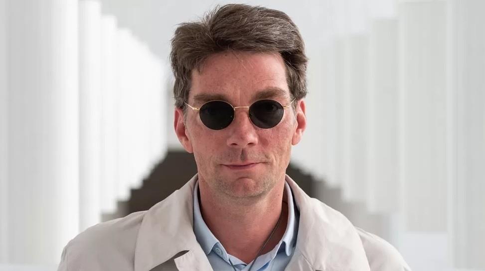 ¡No aguanta criticas! Director de ballet restriega popo en cara de reportera