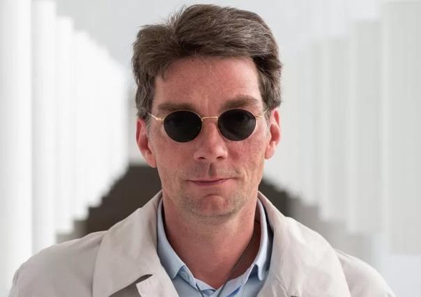 ¡No aguanta criticas! Director de ballet restriega popo en cara de reportera