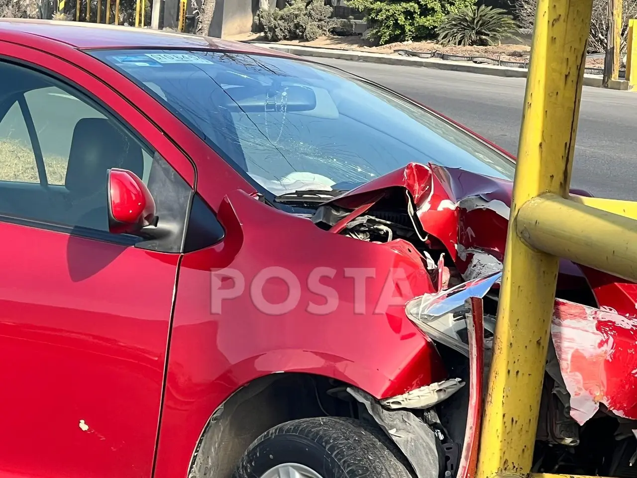 Una mujer estrelló su auto en avenida Antonio L. Rodríguez. Foto. Raymundo Elizalde