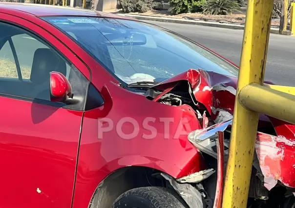 Mujer choca su automóvil con barrera de acero en avenida Antonio L. Rodríguez