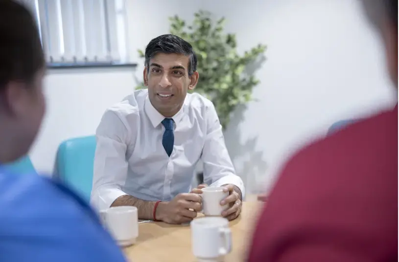 El primer ministro británico Rishi Sunak en Oldham, Inglaterra. Foto: James Glossop/Pool Photo via AP)