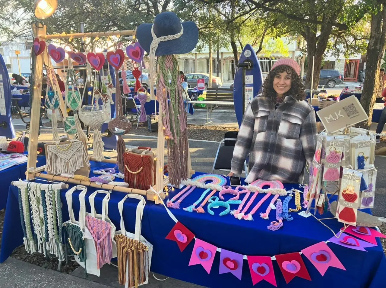 Rossy Quiroz ofrece artículos como llaveros, atrapa sueños, tapices, bolsas de yute, bolsas de tote, hasta prendas de ropa. Foto: Cynthia Pardo