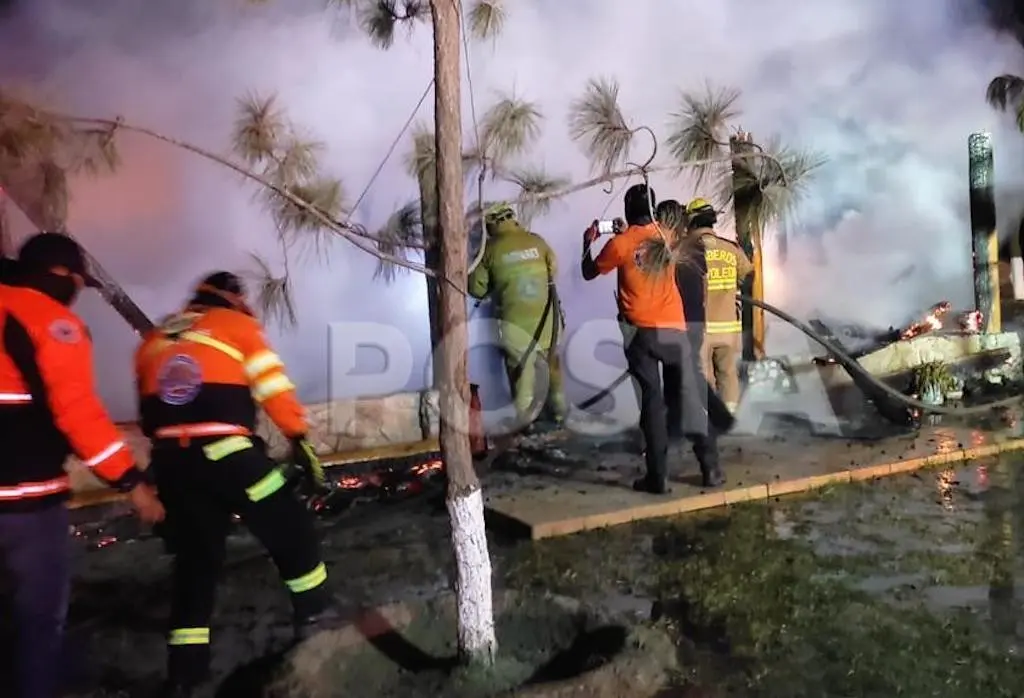 En el incendio en la quinta no se reportaron personas lesionadas, solo pérdidas materiales. Foto. Raymundo Elizalde