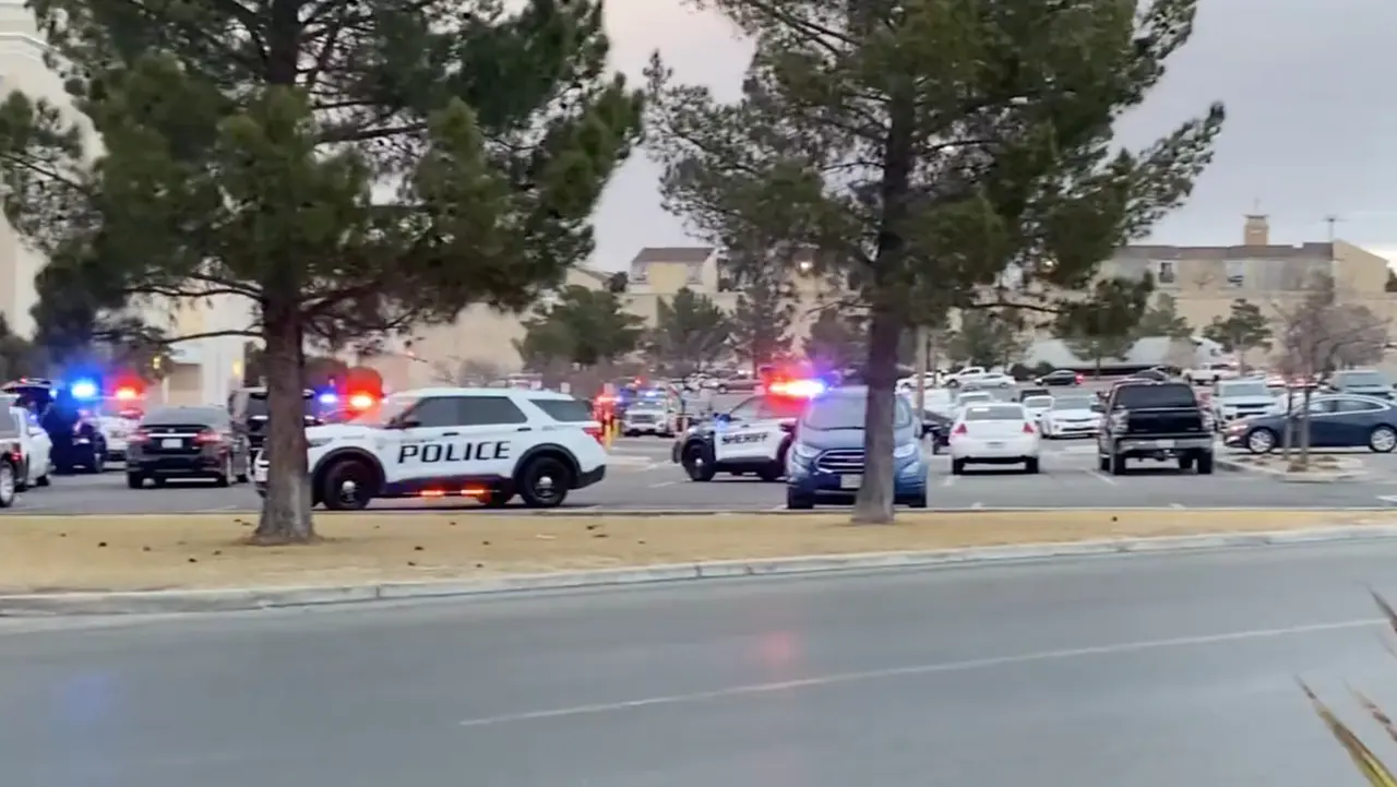 La policía había informado que el tiroteo ocurrió en el patio de comidas del centro comercial. Foto: Captura de pantalla