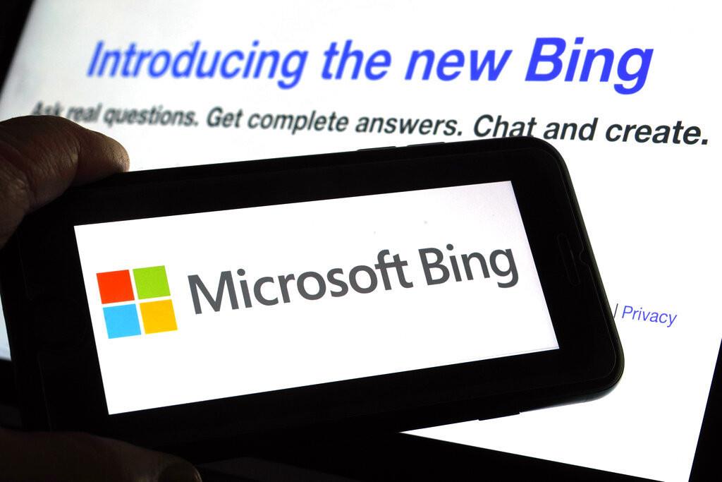 El logotipo del buscador Bing de Microsoft en la pantalla de un dispositivo en Nueva York, el martes 7 de febrero de 2023. (AP Foto/Richard Drew)