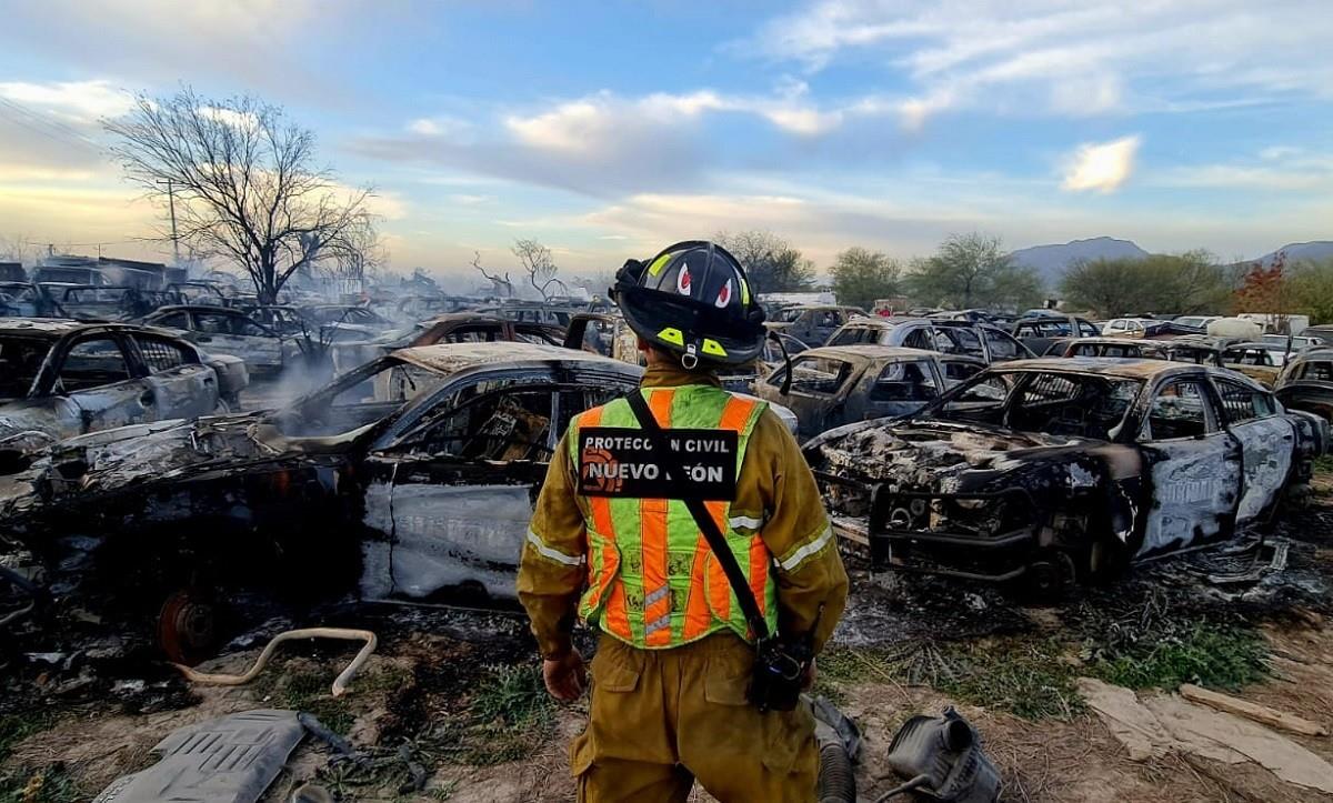 Elementos de Protección Civil de Nuevo León, de Santaigo, El Carmen y de Agua y Drenaje de Monterrey, sofocaron el incendio en un corralón del municipio de Salinas Victoria. Foto: Raymundo Elizalde