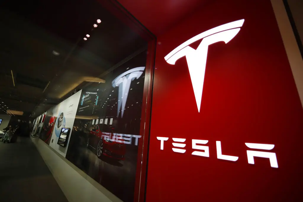 En esta imagen de archivo, el logo de Tesla en el exterior de un concesionario en el centro comercial Cherry Creek, en Denver, el 9 de febrero de 2019. (AP Foto/David Zalubowski, archivo)