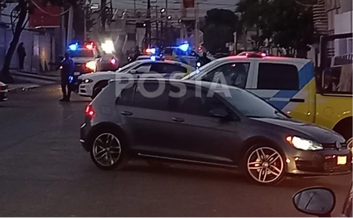 La víctima terminó estrellando su vehículo contra un poste. Foto: Especial/ PostaMX