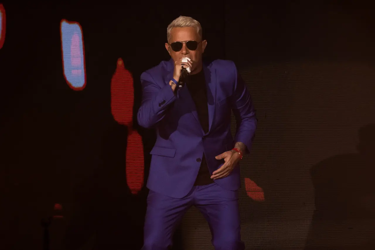 En este encuentro con los regios, Alejandro Sanz mostró ese look rubio que actualmente presume. Fotos. Cortesía Auditorio Citibanamex