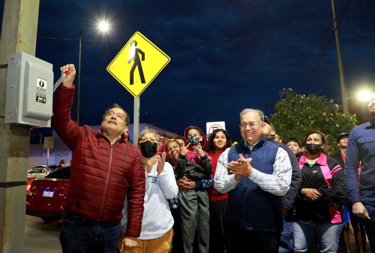 El alcalde Andrés Mijes celebró la instalación del nuevo equipo sobre la avenida Artículo 123 en su cruce con Revolución. Foto: Municipio de Escobedo