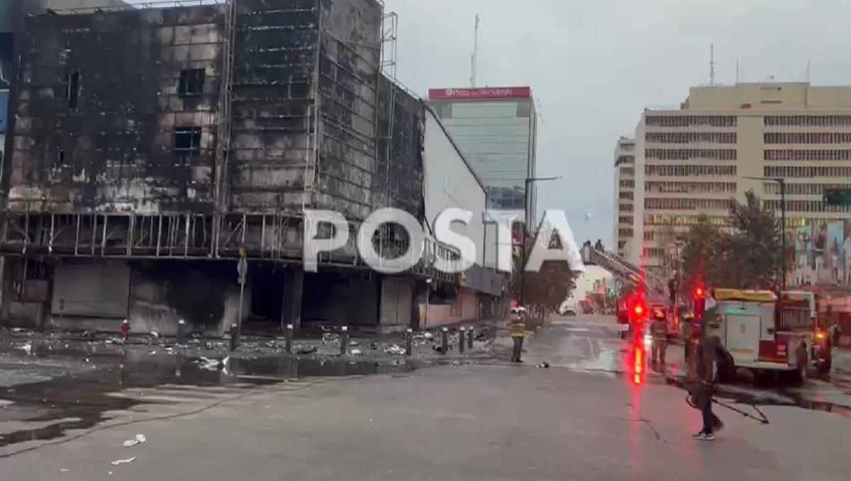 Bomberos de Nuevo León sofocaron un incendio en un edificio ubicado en el cruce de las avenidas Benito Juárez y Melchor Ocampo, en el centro de Monterrey. Foto: Raymundo Elizalde