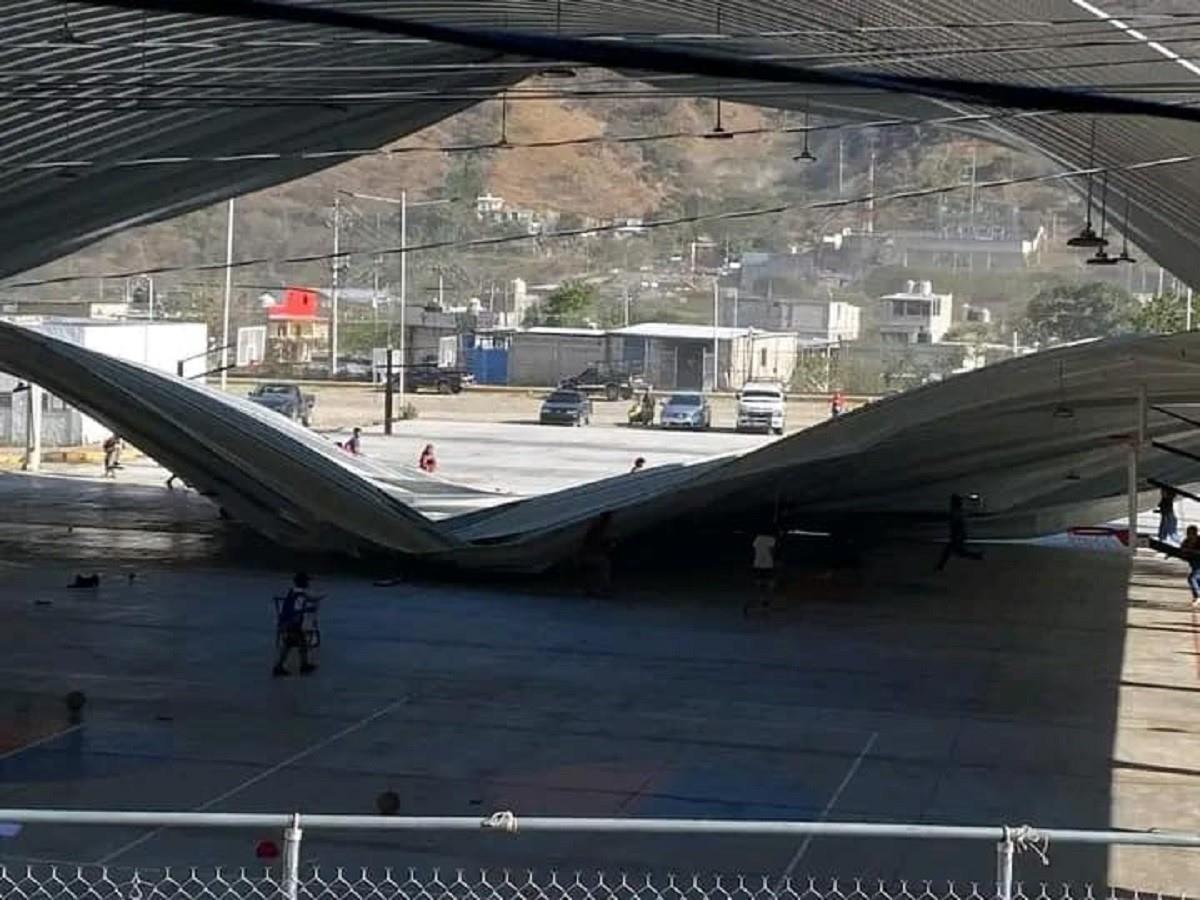 El domo de la Unidad Deportiva El Copal de Motozintla, Chiapas, colapsó debido a los fuertes vientos del frente frío número 33 de la temporada. Foto: Facebook Chiapas 2023